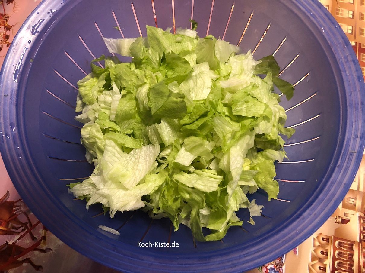 beim Salat den Strunk entfernern, klein schneiden und unter kaltem, fließendem Wasser abspülen