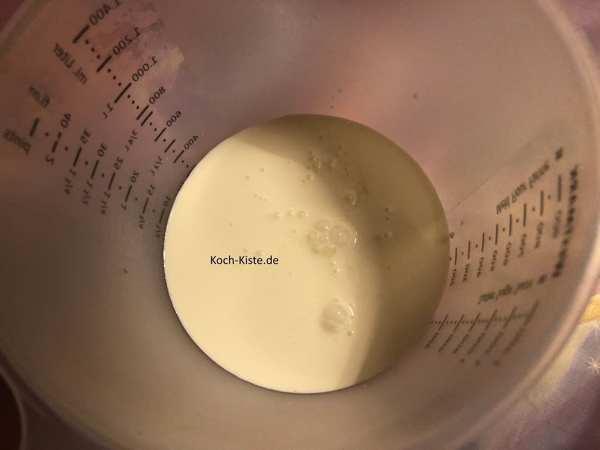 Sahne in einen Messbecher geben