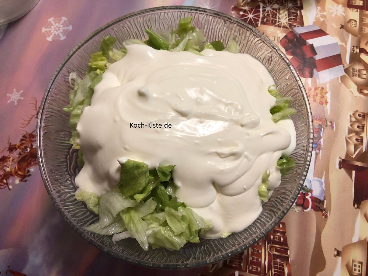 Sahne über den Salat gießen und gleichmäßig verteilen