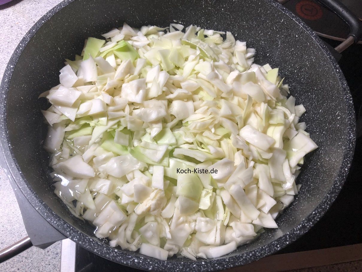 Nun kommt der Weißkohl in den Kochtopf , wird mit Wasser bedeckt
