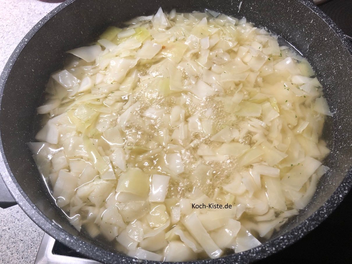 gebe das Brühepulver hinzu, verrühre mit dem Kochlöffel noch mal alles und lasse den Weißkohl dann 30 Minuten köcheln