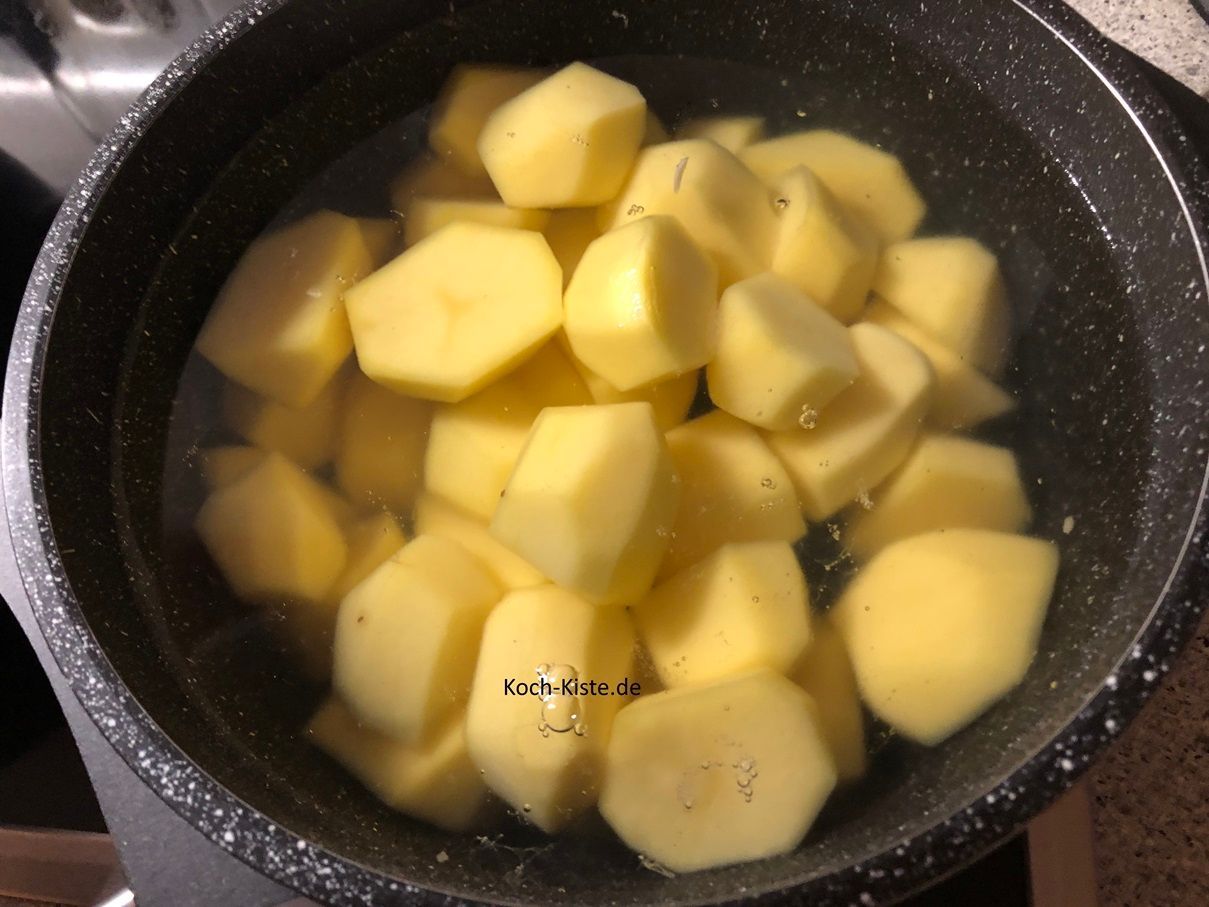 gebe die abgespülten Kartoffeln in den kleinen Kochtopf, fülle ihn mit Wasser auf und lasse die Kartoffeln ca. 20 Minuten lang köcheln.