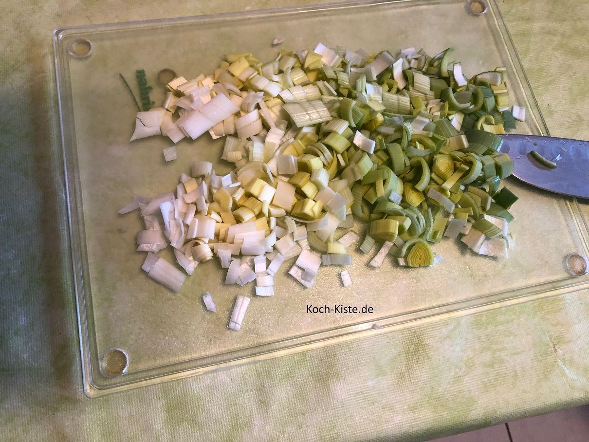 Porree putzen und in kleine Stücke schneiden