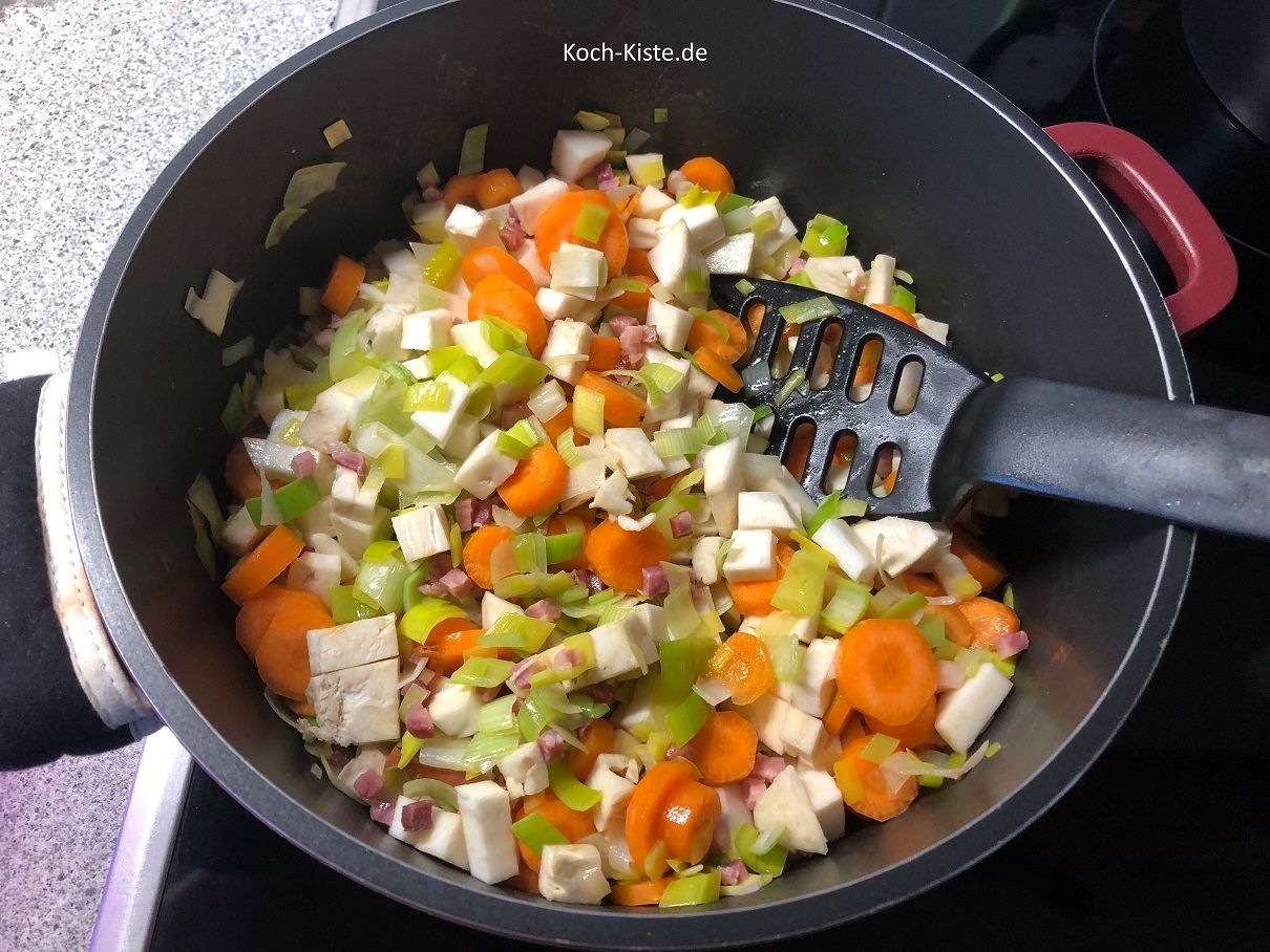 Wurzel- und Selleriestücke dazu geben