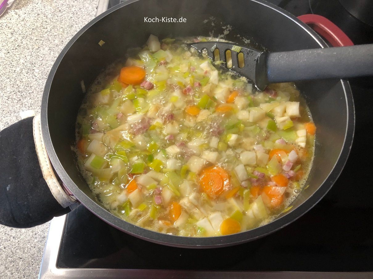 Brühepulver und Wasser dazu geben