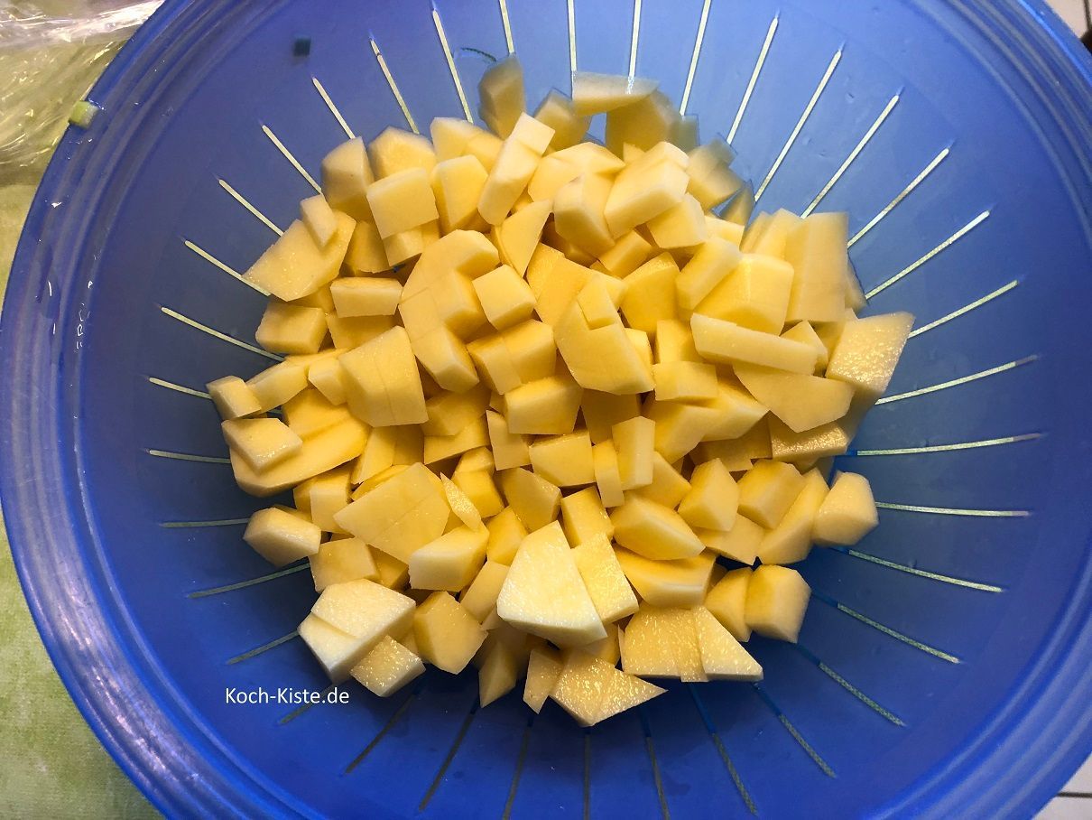 Kartoffeln schälen, klein schneiden und abspülen