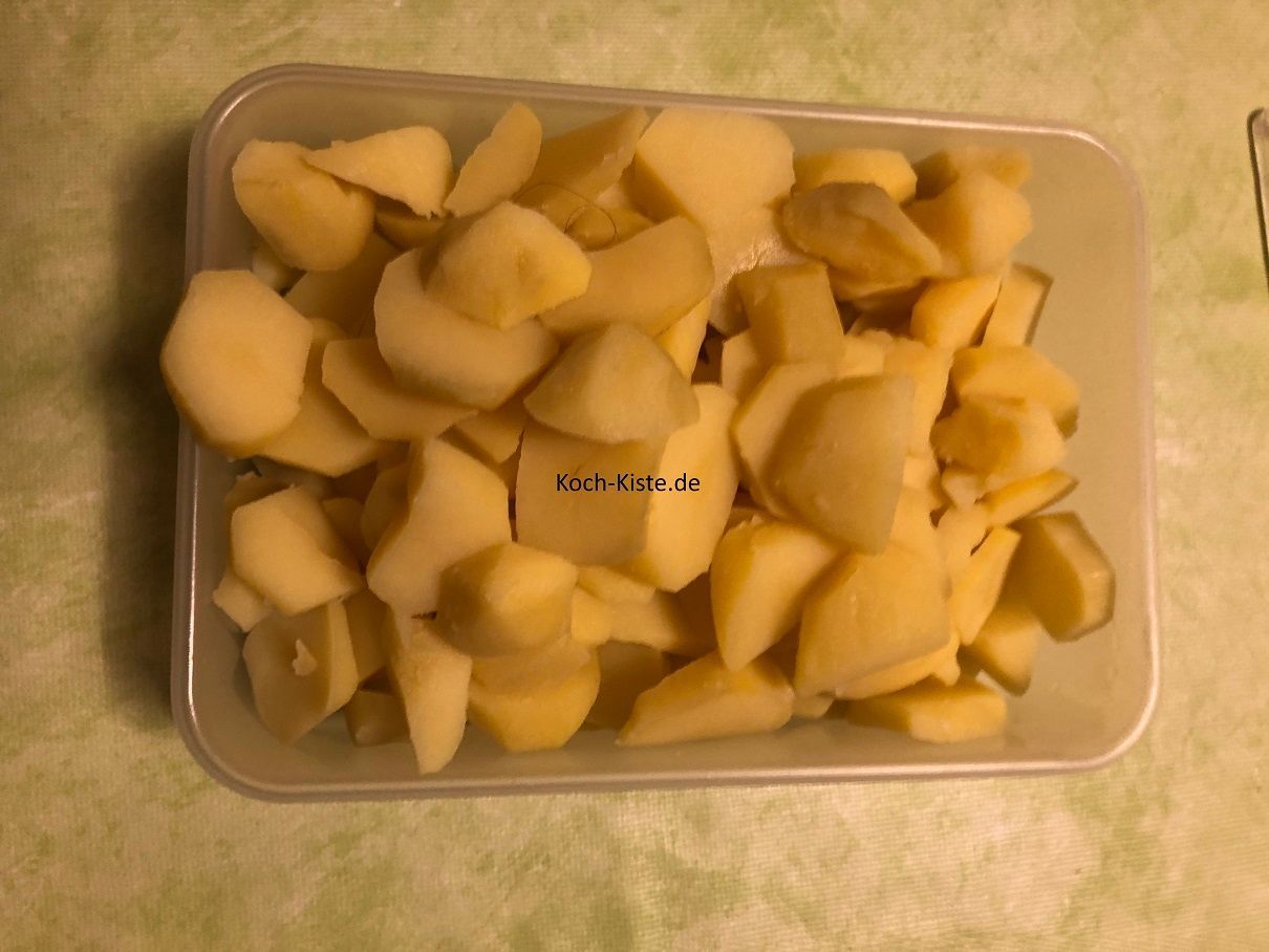 Kartoffeln in Scheiben schneiden