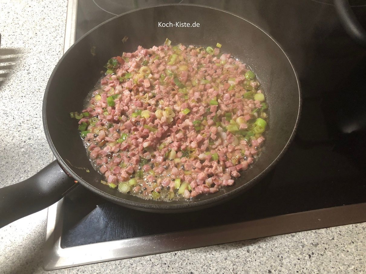 Schinkenwürfel dazu geben und mit anbraten