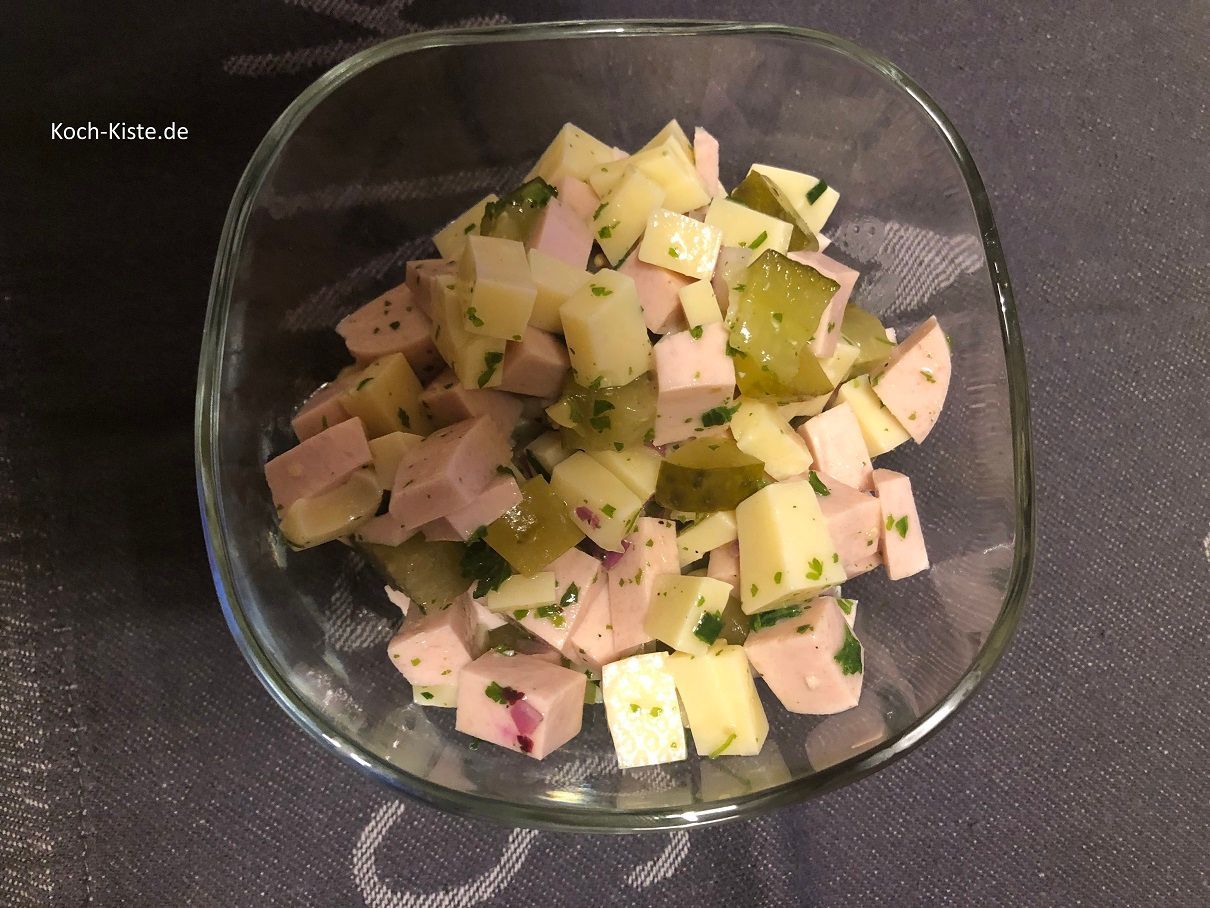 Dressing anrühren , Kräuter drüber geben und mit Salz und Pfeffer würzen, nach Geschmack