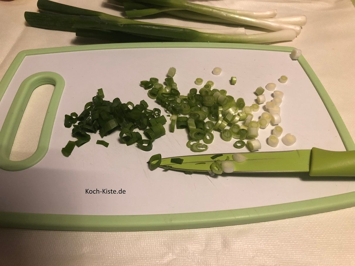 Lauchzwiebeln putzen und klein schneiden
