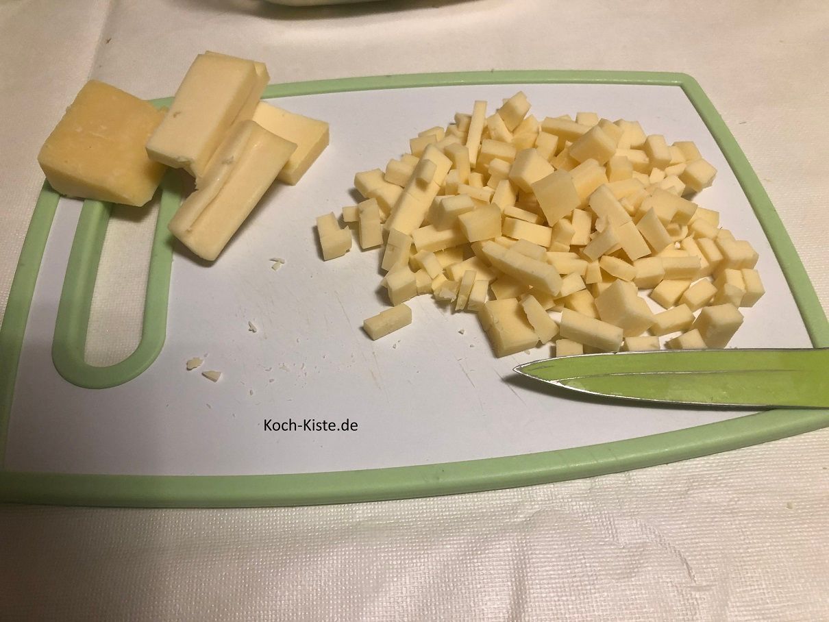 Käse erst in Streifen und dann in Würfel schneiden