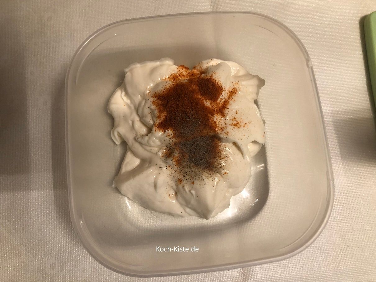 In eine Schüssel Mayo, Gewürze und Mandarinensaft geben und verrühren