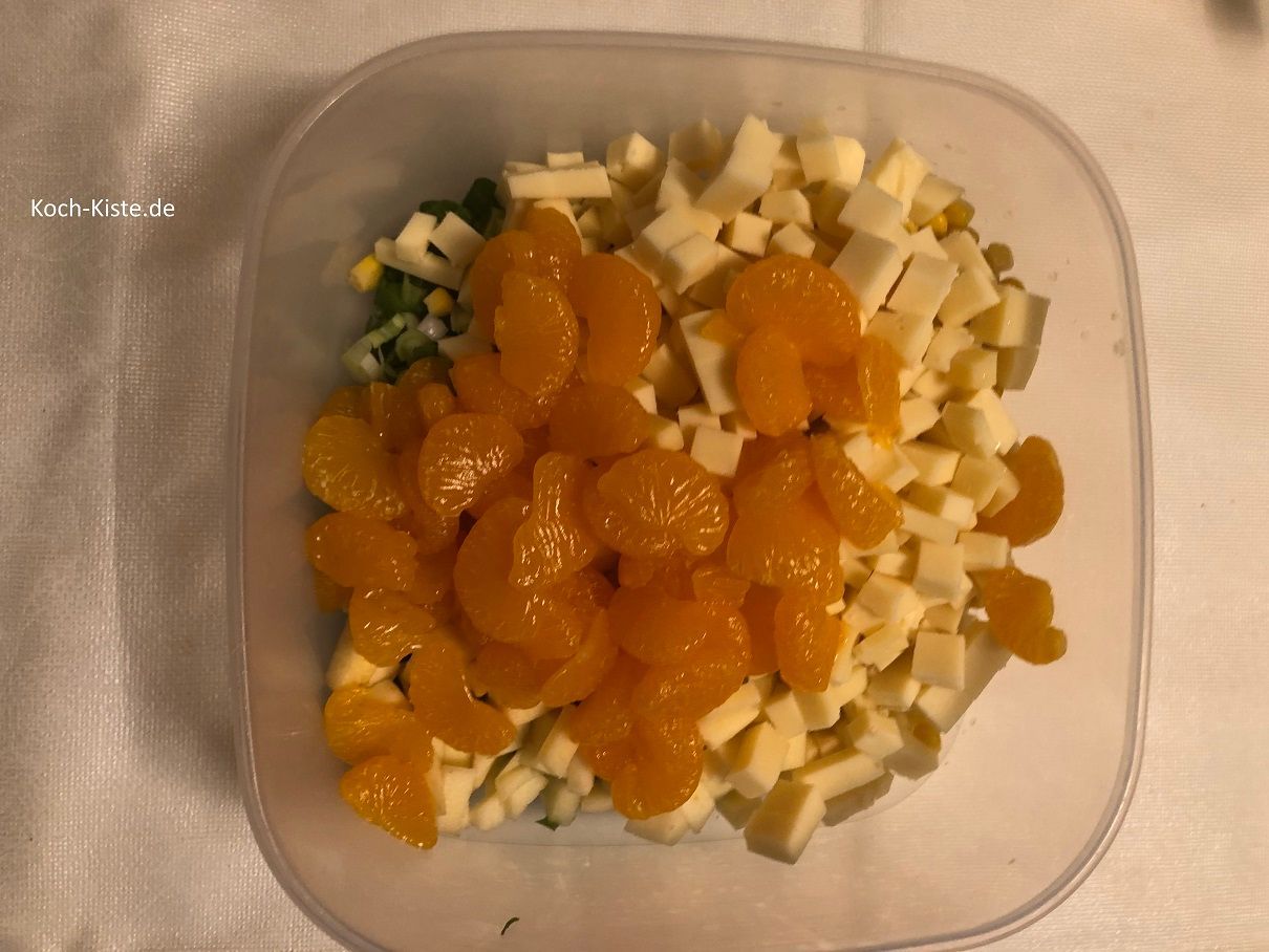 Mandarinen mit in die Salatschüssel geben