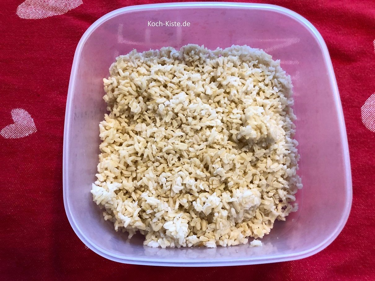 beginne damit den Reis weich zu kochen und abkühlen zu lassen