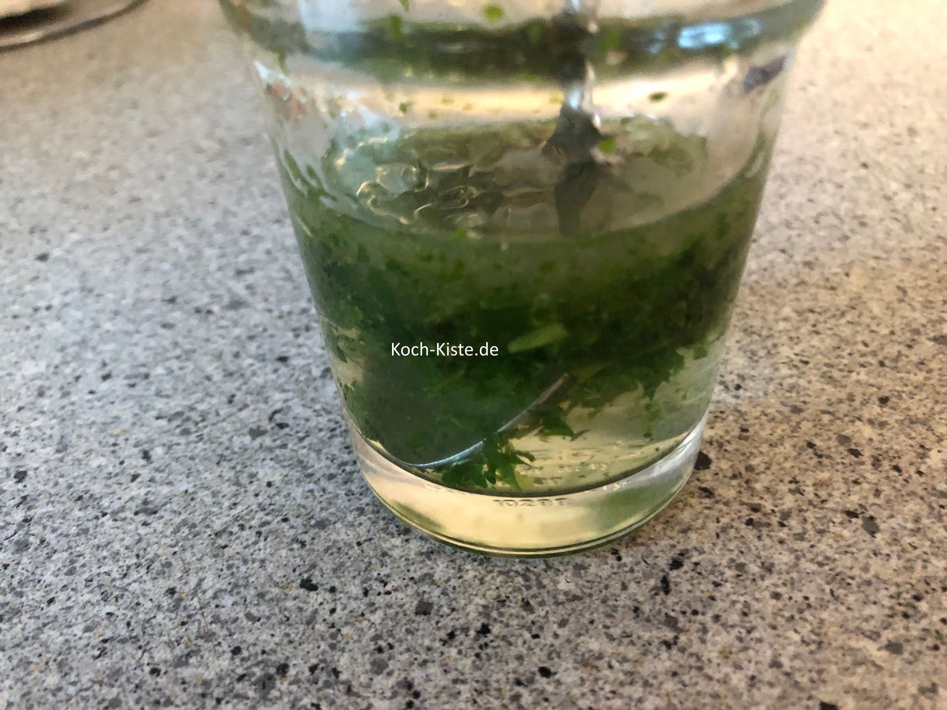 nun fertige aus Balsamicoessig hell, Sonnenblumenöl, Wasser, Honig und Kräuter das Dressing an