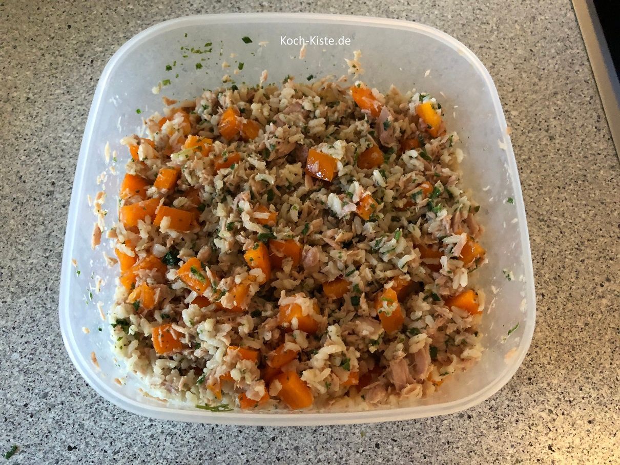 zum Schluss gieße das Dressing hinzu , verrühre alles gut miteinander und lasse den Reis-Thunfisch Salat 30 Minuten ziehen