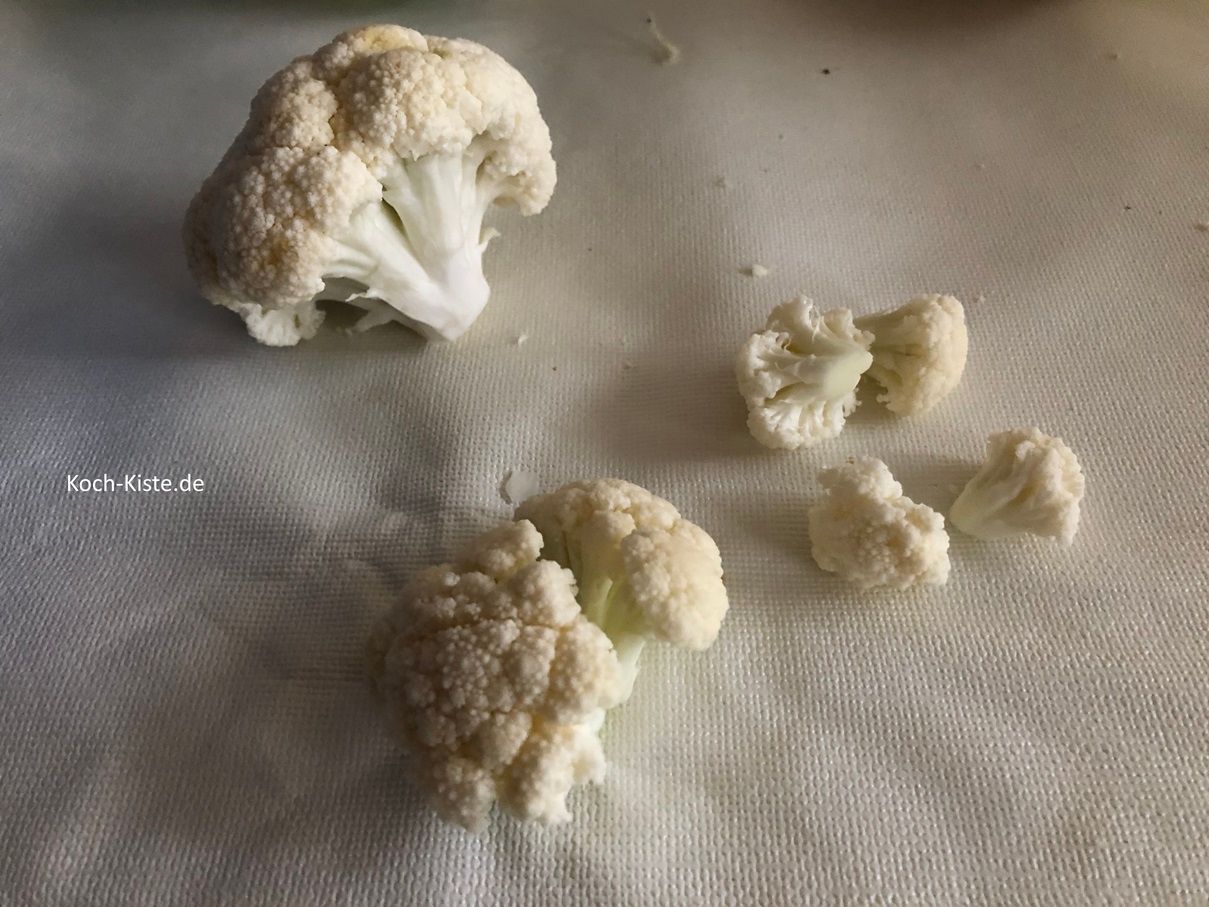 Beginne damit den Blumenkohl in kleine Rösschen zu teilen . Meistens lassen sich die Blumenkohlröschen abbrechen .