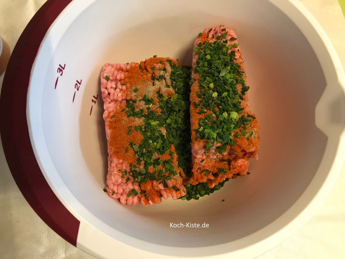 gebe das Hackfleisch , Salz, Pfeffer, Paprika und die Schnittlauchröllchen mit in die Rühfschüssel