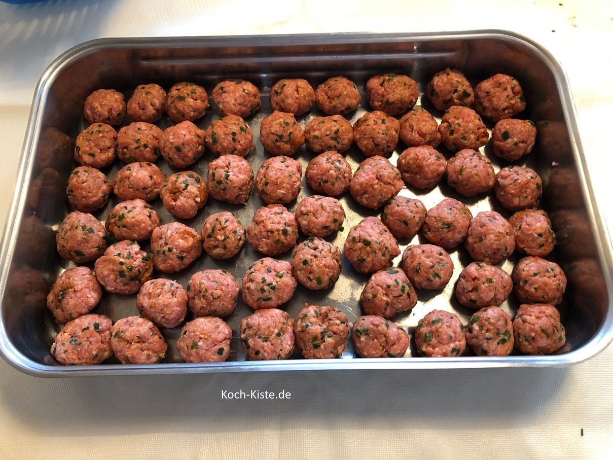 nun nehme Dir immer etwas von dem Hackteig und forme ein kleines Bällchen. Das Hackbällchen legstg Du in die Auflaufform. Wiederhole das bis der gesamte Hackteig zu Bällchen geformt ist ( ca. 60 Stück).