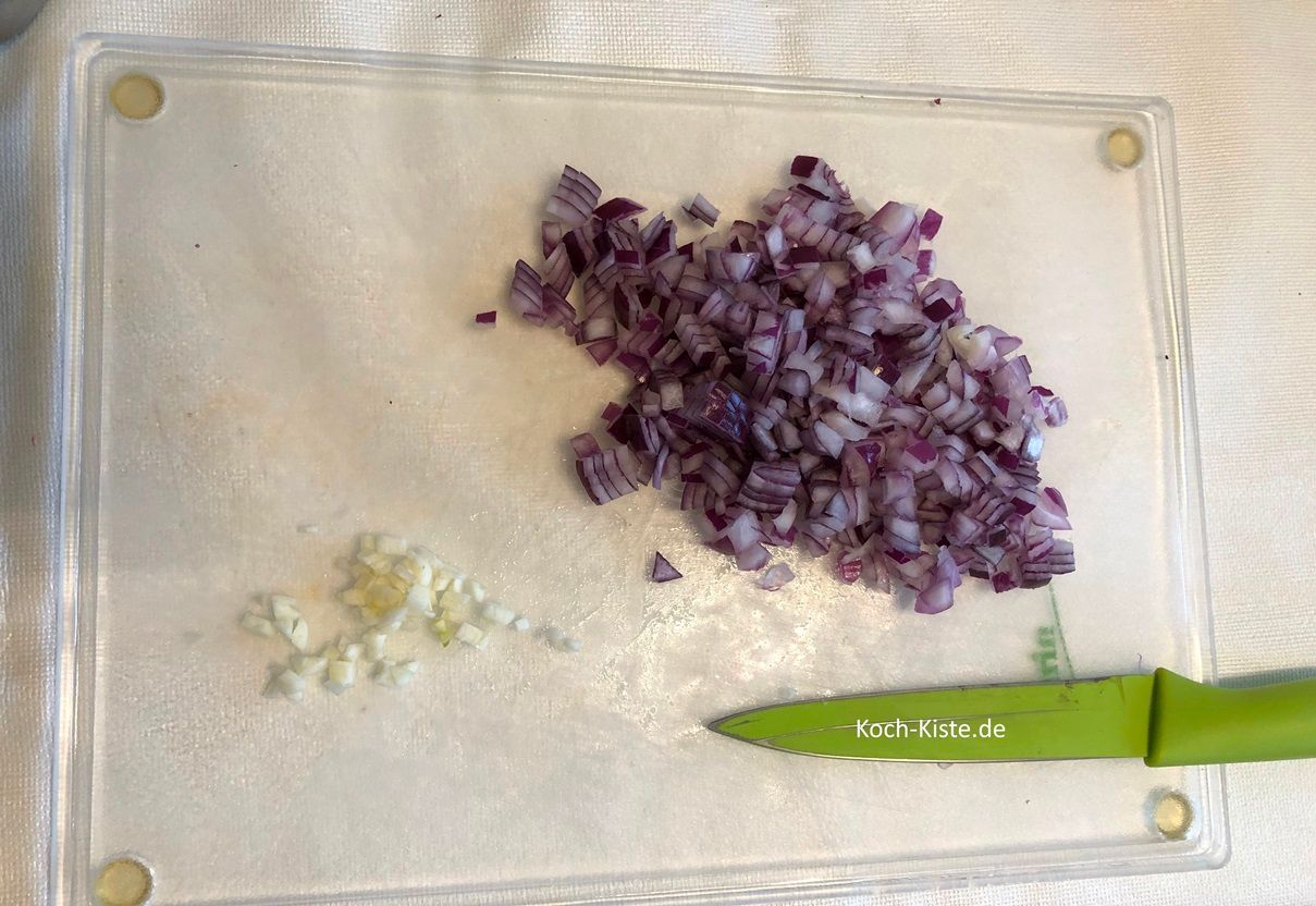 jetzt werden Knoblauch und Zwiebel gepellt und in kleine Würfel geschnitten