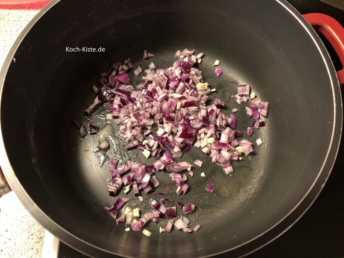 brate die Knoblauch-und Zwiebelwürfel glasig an