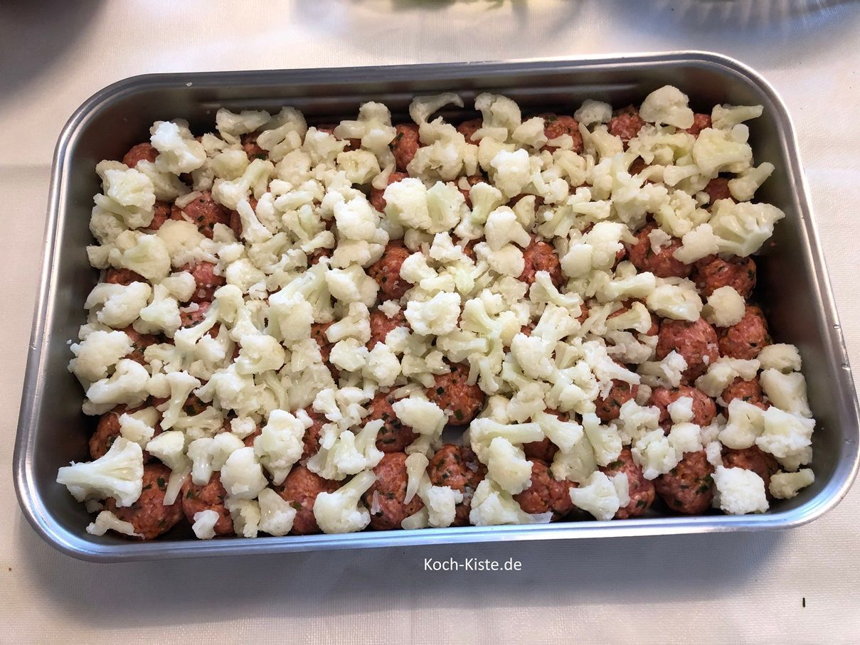 verteile die Blumenkohlröschen gleichmäßig auf die Hackbällchen.