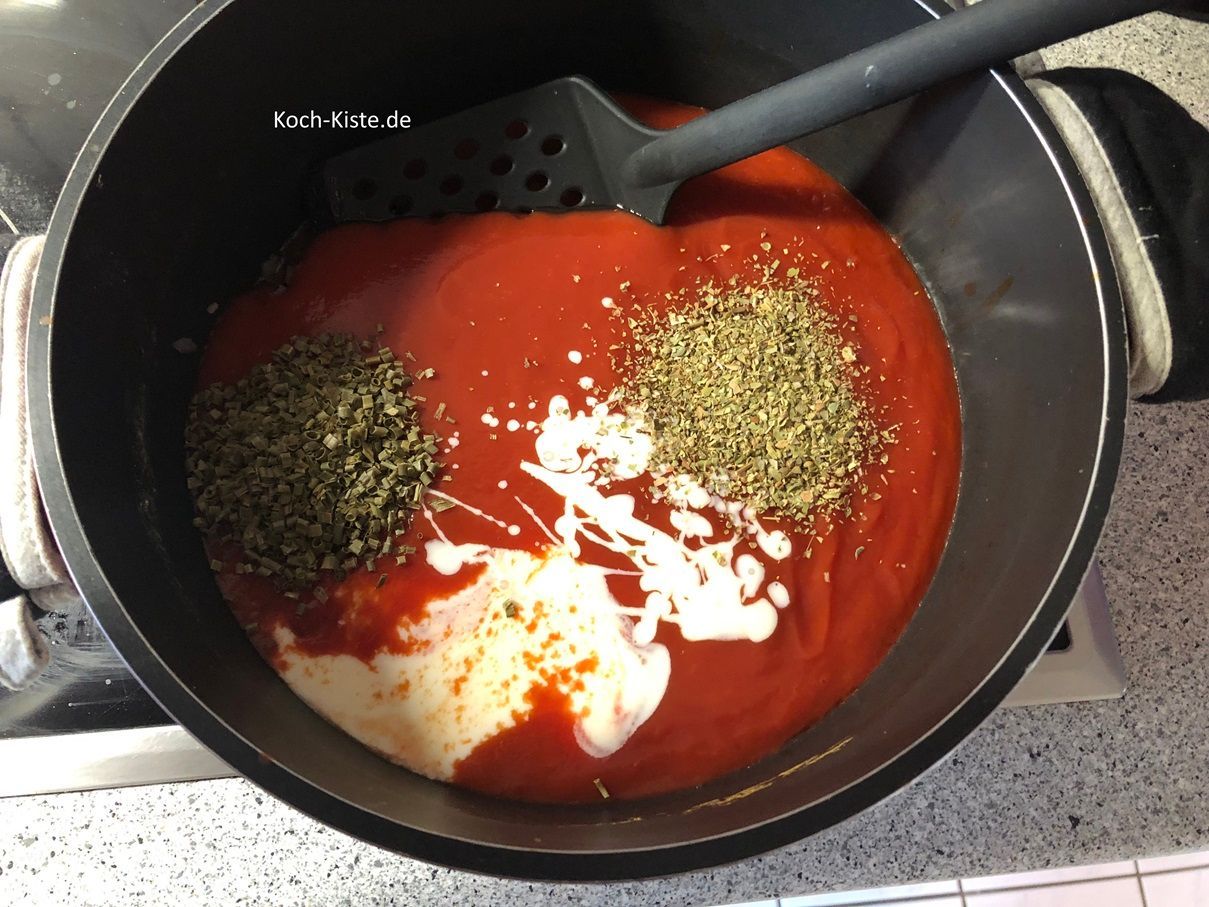 Nun kommen passierte Tomaten, Oregano, italienische Kräuter und Cremefine hinzu.