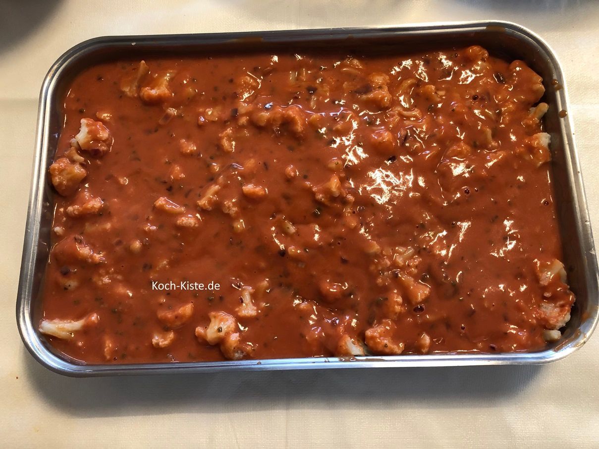 gieße die Tomatensoße gleichmäßig auf Blumenkohl und Hackbällchen