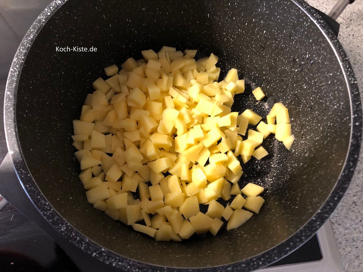 schäle die Kartoffeln und schneide sie in kleine Würfel. Dann werden sie 5 Minuten vorgekocht