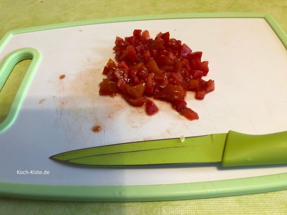 schneide die Cherrytomaten in kleine Stücke