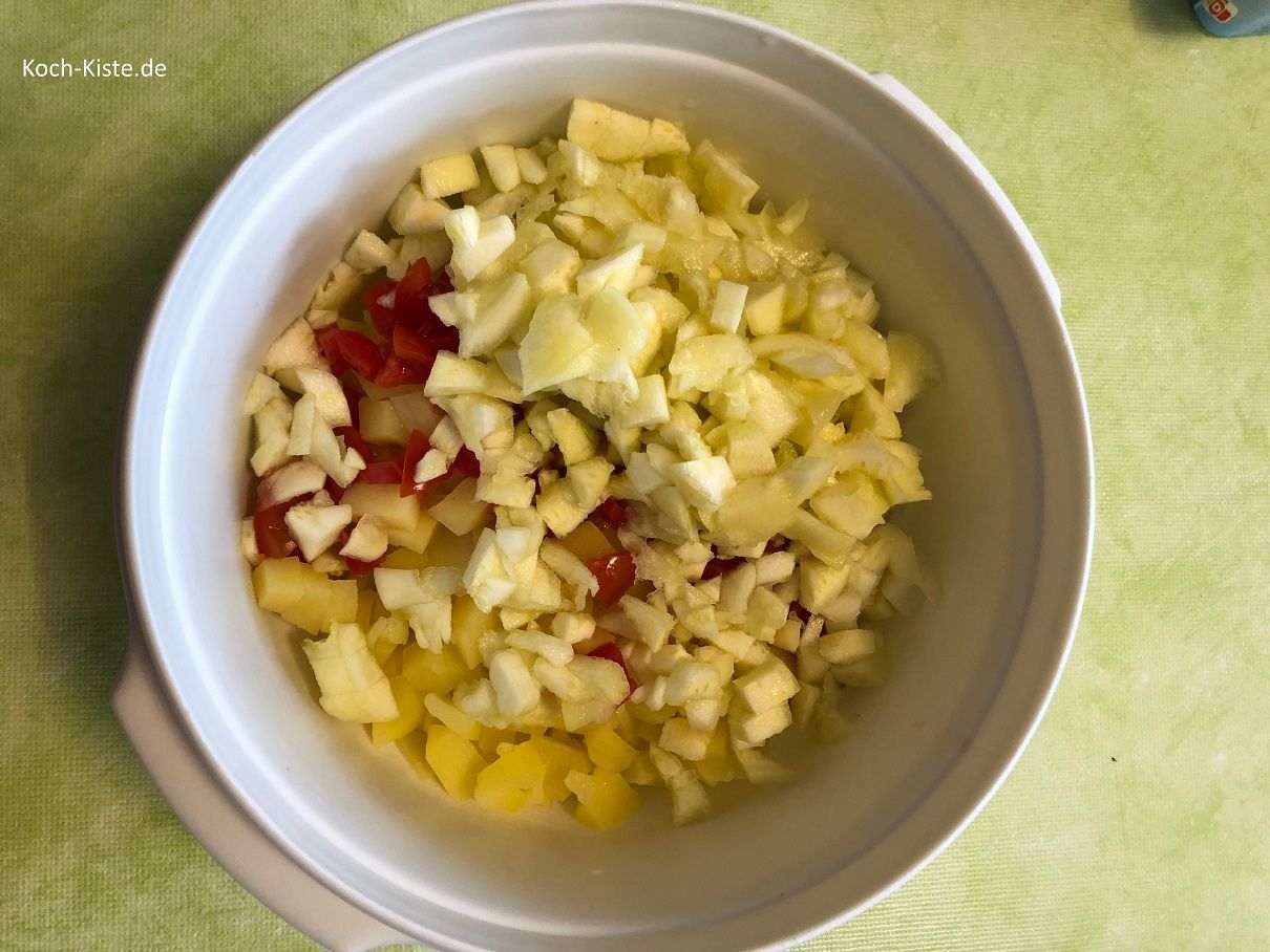 gebe3 in eine Schüssel die Kartoffelwürfel, die Tomatenstücke und die Zucchinistücke