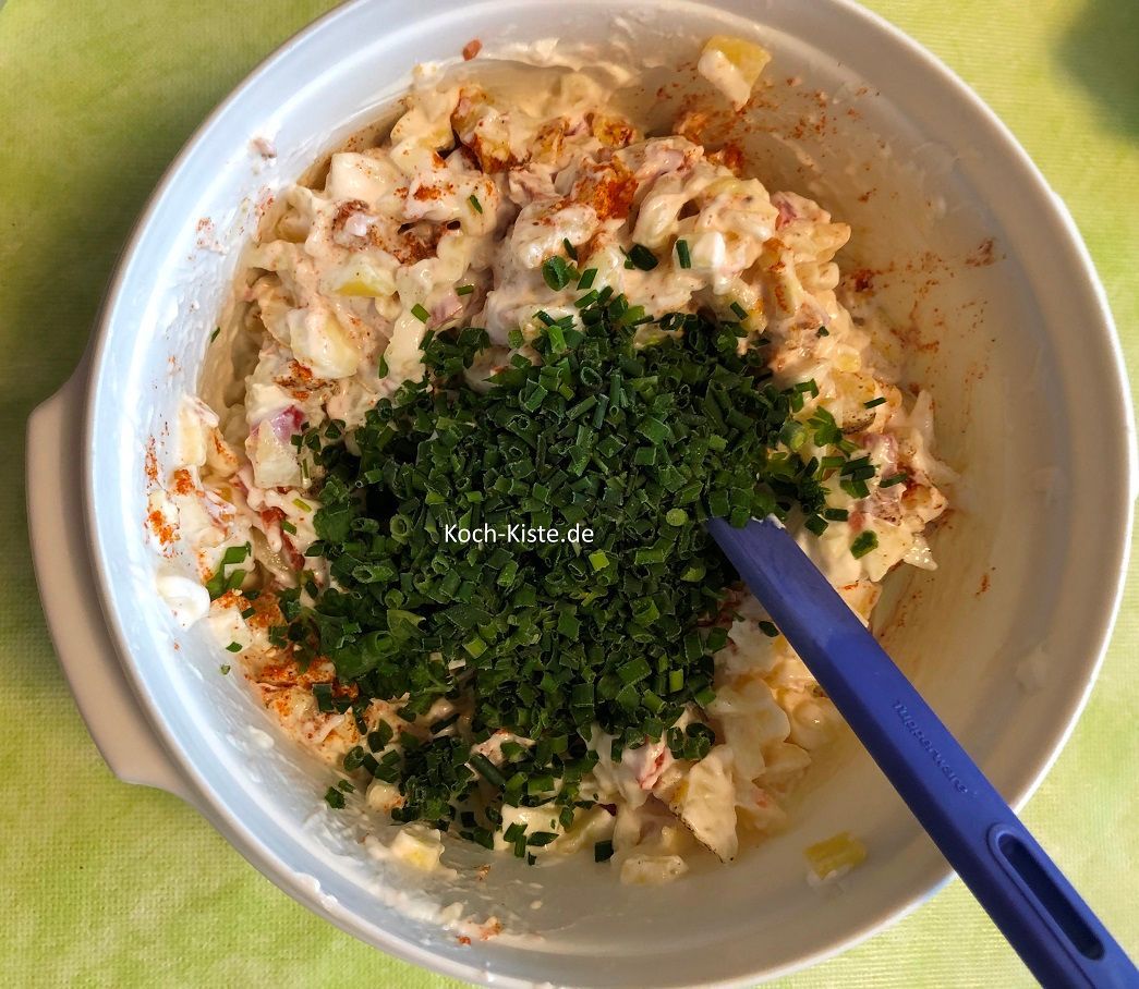 gebe den Frischkäse, die Gewürze hinzu und verrühre alles miteinander. Dann kommen die TK -Kräuter hinzu.