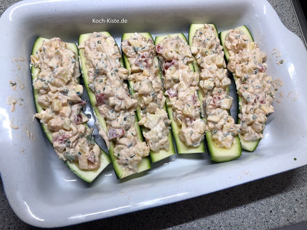 die Zucchinihälften werden reichlich mit der Mischung gefüllt, so dass ein kleiner Hügel entsteht.