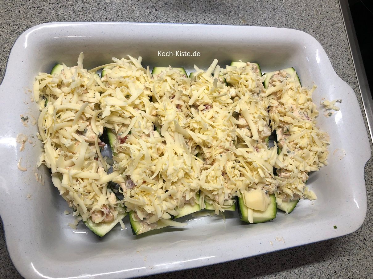 streue geraspelten Käse oben auf