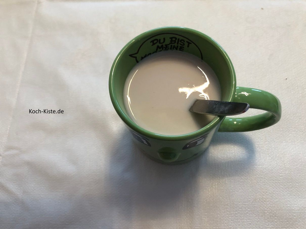 bröckel in die erwärmte Milch die frische Hefe und rühre so lange, bis die Hefe aufgelöst ist