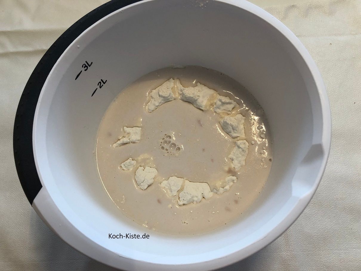 gieße die Hefemilch in die Mulde