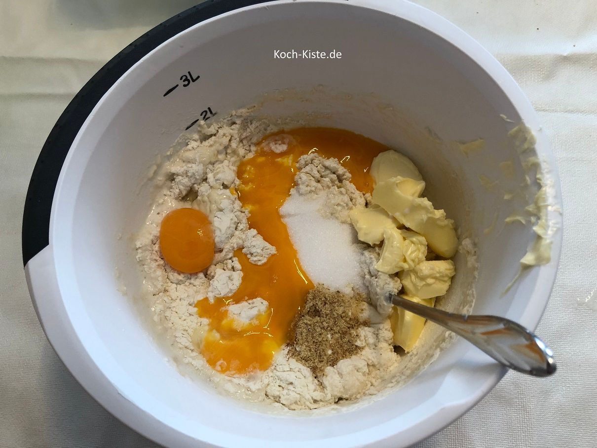 gebe Zucker, Eigelb, Salz, Butter und Zitronenschalenabrieb mit in die Rührschüssel