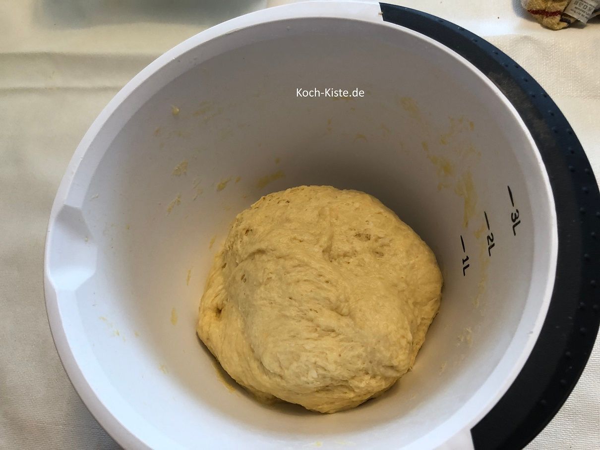 ziehe Dir Einmalhandschuhe an und verknete die Zutaten zu einem glatten Teig