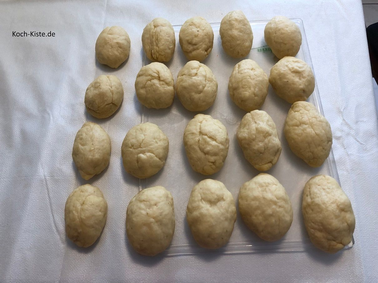 forme die Teigstücke zu Eiern, oder zumindest oval.