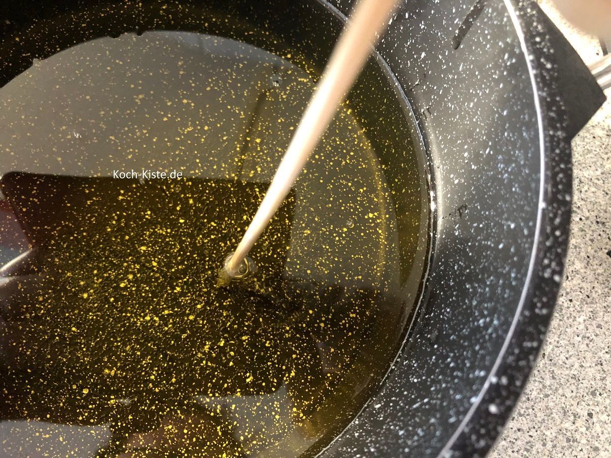 gieße 1 Liter Rapsöl in den Kochtopf und erhitze diesen. Mit einem Schaschlikspieß kannst Du die Temperatur kontrollieren. Wenn an dem Holzspieß Blasen hoch steigen, ist das Fett heiß genug.