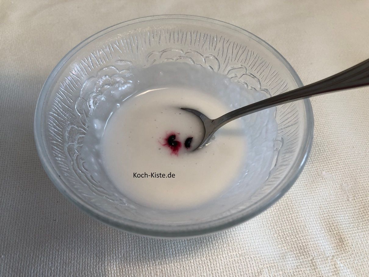 Puderzucker mit Wasser und Lebensmittelfarbe verrühren