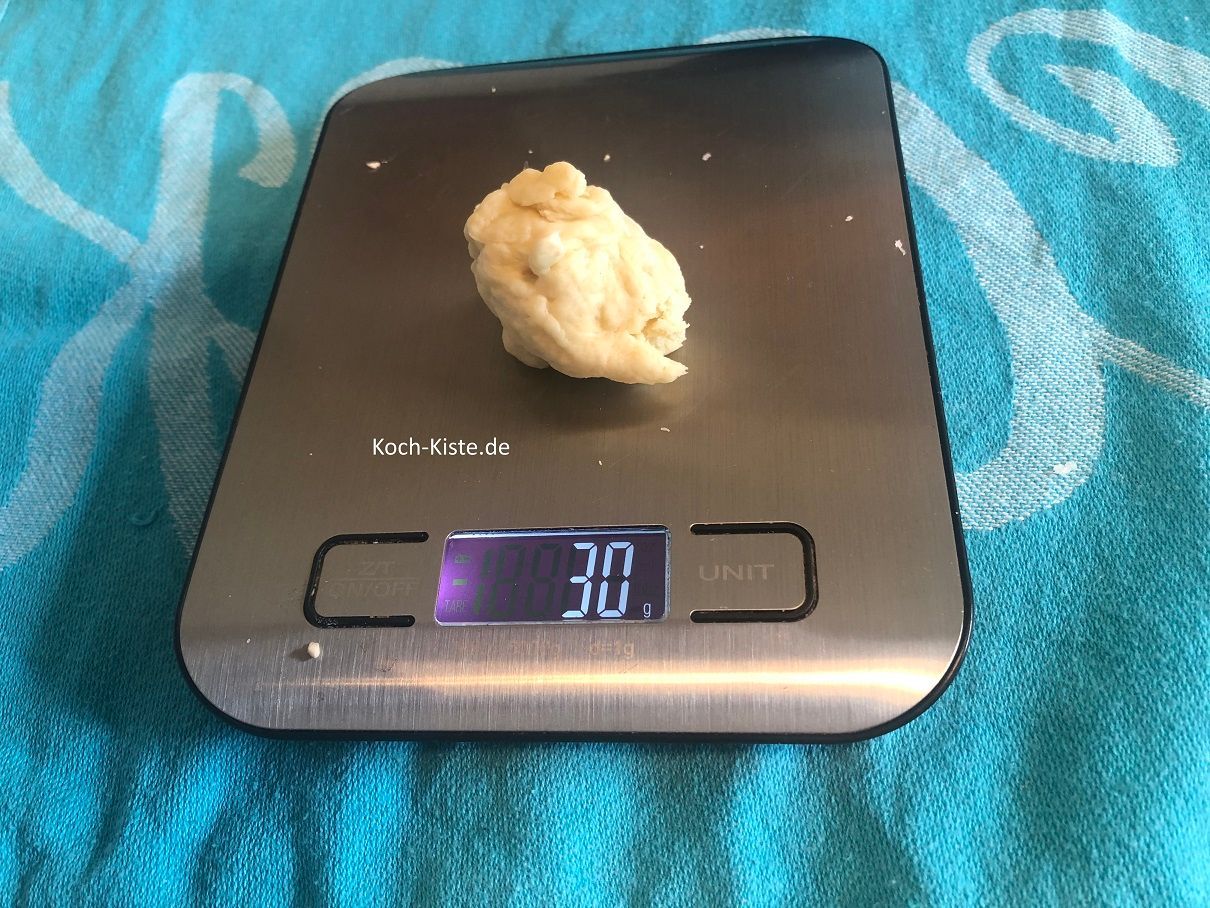 wiege jeweils 30 Gramm Portionen Teig ab