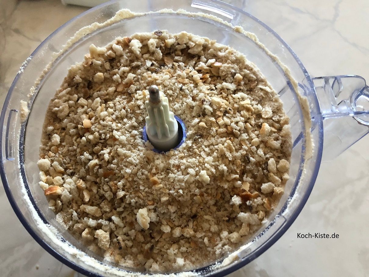 gebe die Brötchenstücke nach und nach in die Küchenmaschine