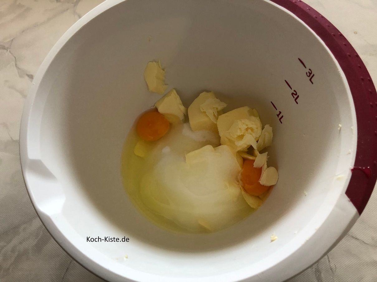 wiege die Butter und den Zucker in die Rührschüssel , dann gebe die Salz, Eier hinzu.