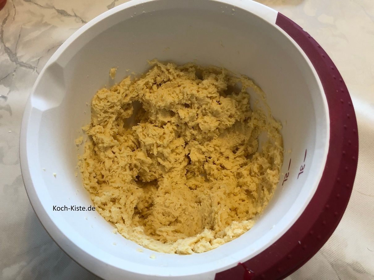 nun gebe Backpulver, Milch und Mehl hinzu und verrühre alles zu einem geschmeidigen Teig.