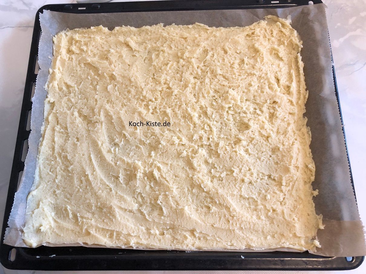 streiche den Teig mit einem Teiglöffel auf das Backblech