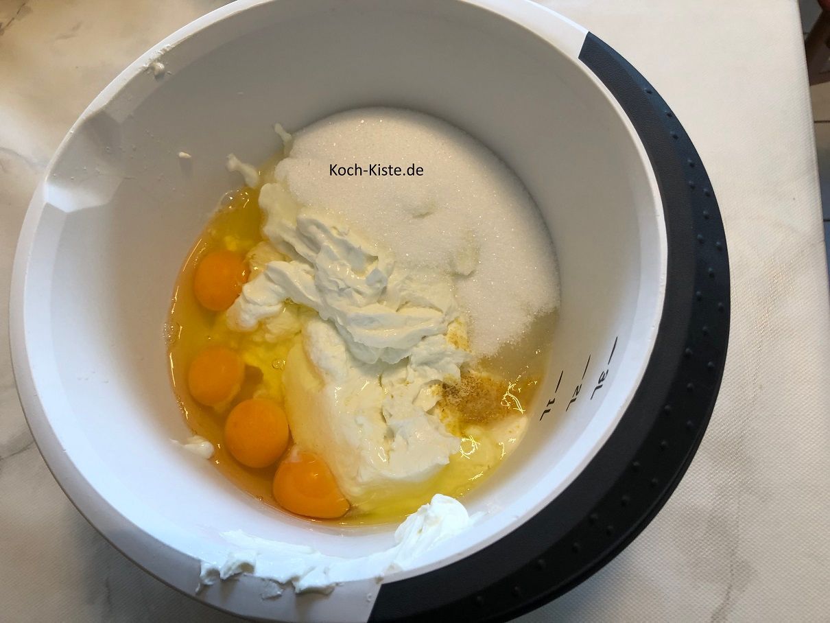 gebe in eine 2 Rührschüssel Quark, Zitronenabrieb, Zitronensaft, Zucker und die Eier