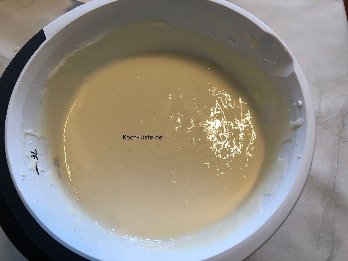 Quark-Masse mit Öl-Milch Gemisch glatt gerührt