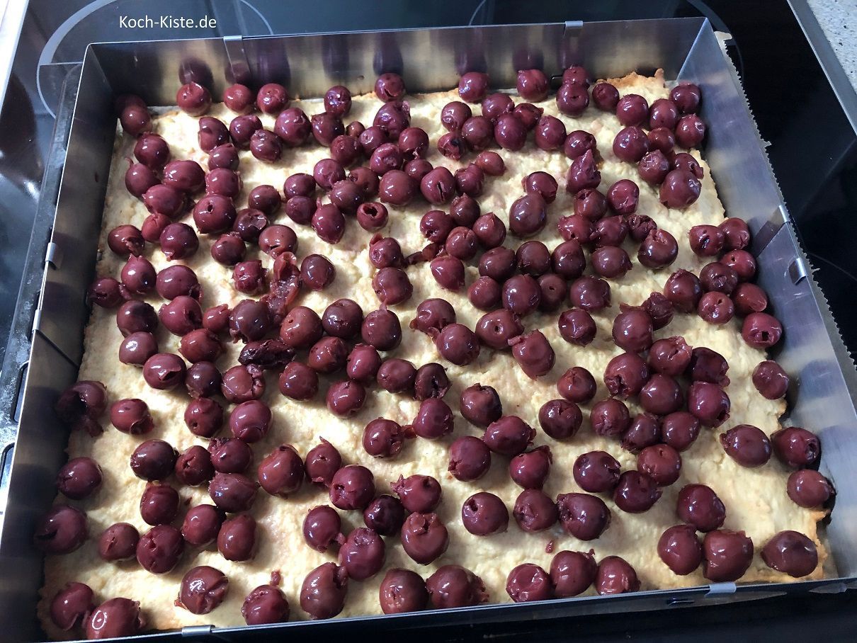 belege den Boden mit den abgetropften Kirschen