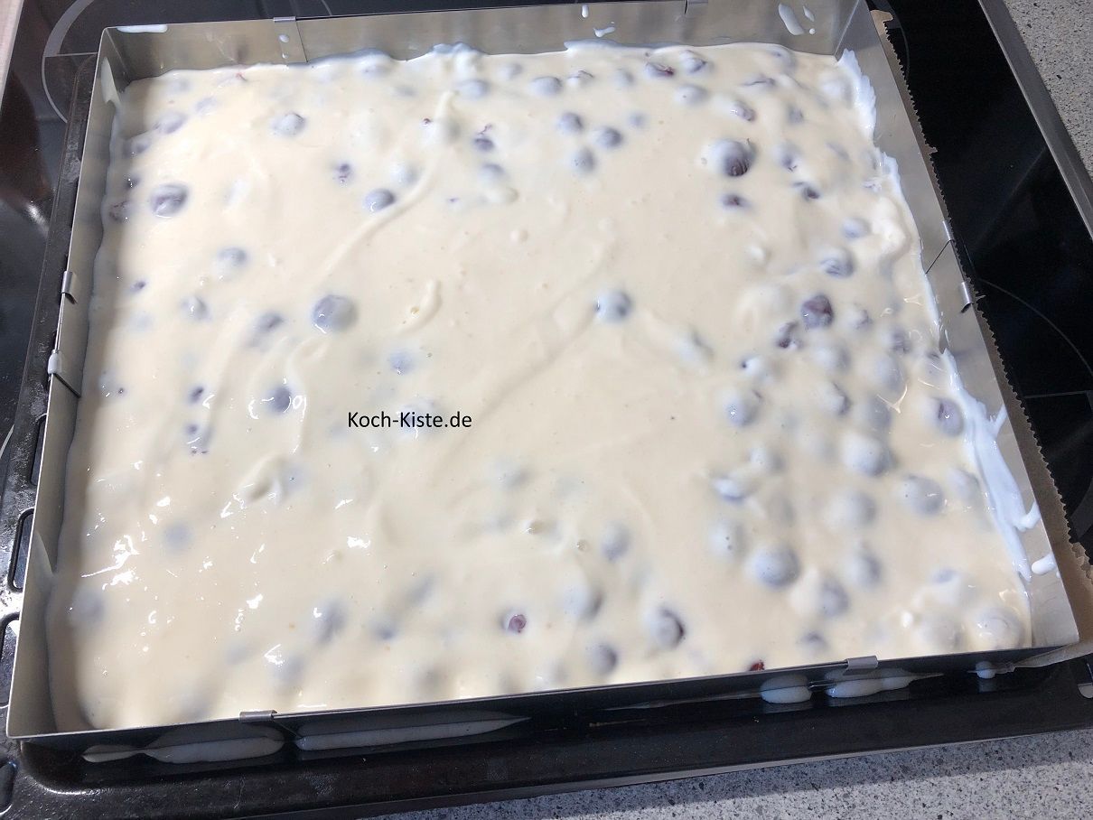 verteile die Quark Masse auf den Kuchenboden